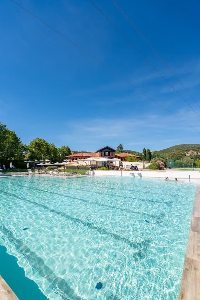 Vasca grande e clubhouse dello Sporting Club Venturina Terme
